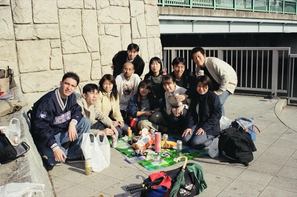 外人でいろ。黙って飛び込め、何か学べるかもしれない。